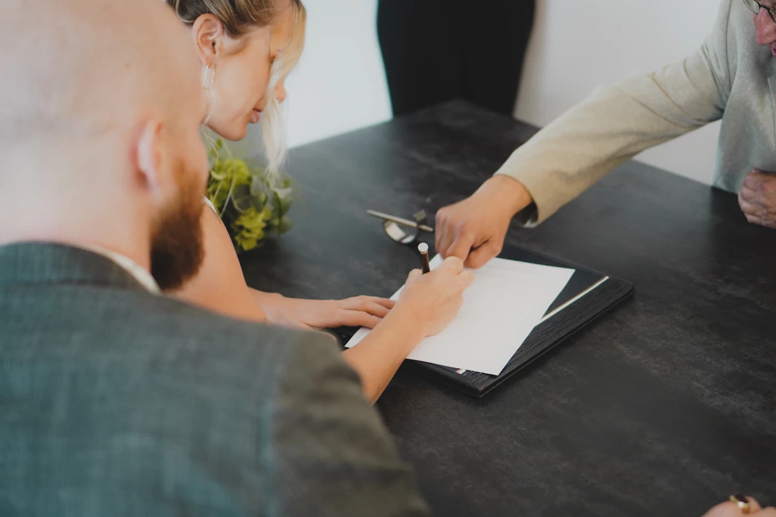 Real Estate Lawyer vs. Notary in Alberta: What's the Difference?